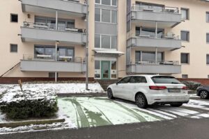 eigener Stellplatz vor dem Haus