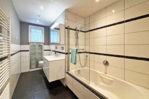 modernes Bad mit Duschwanne und WC