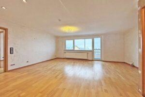 heller Wohnbereich mit Balkon