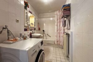 Bad mit Duschwanne und Waschanschluss