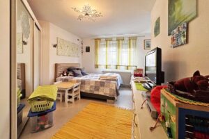 zweites Zimmer mit etwa 15,33 m² Wohnfläche