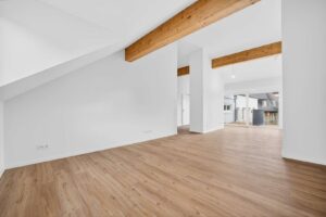 Wohnbereich mit Loftcharme – Sicht auf Küche und Balkon