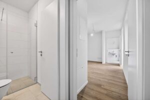 Zwei moderne Bäder im hinteren Wohnbereich