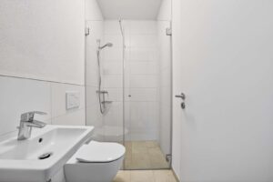 Helles Bad mit moderner Ausstattung