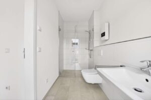 Modernes Bad mit Balkonzugang