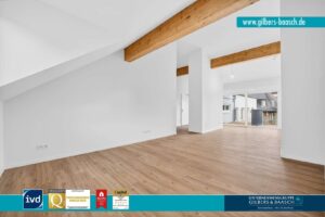 Wohnbereich mit Loftcharme _ Sicht auf Küche und Balkon