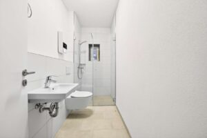 Modernes, barrierefreies Bad – mit Dusche und Fenster