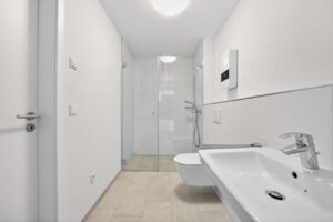 Modernes, barrierefreies Bad mit Dusche