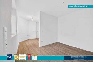 Blick in Richtung Schlafbereich und Küche