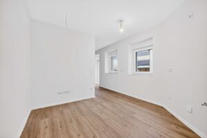 Offener Wohnraum mit Küchenanschluss