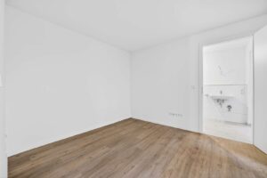 Heller Schlafbereich mit Zugang zum Bad