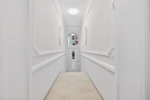 Flur mit Altbau-Stilelementen