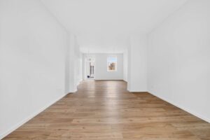 Offener Wohnbereich – Blick auf Wohnküche & Balkonzugang