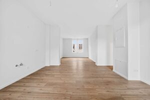 Blick von der Wohnküche in den hellen Wohnbereich