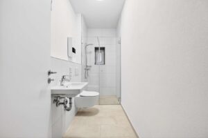 Modern und funktional – Barrierefreies Bad mit Dusche und Fenster