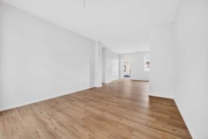 Wohnbereich mit integrierter Küche und Balkon