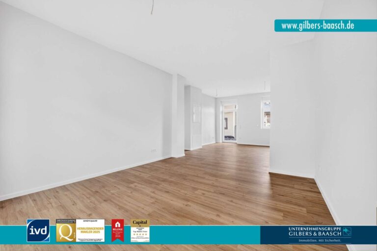 Wohnbereich mit integrierter Küche und Balkon