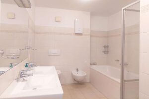 Badezimmer im 4. OG – komfortable Ausstattung für Büroeinheiten
