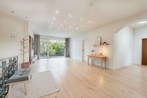 Großzügiger Eingangsbereich (KI-Visualisierungsbeispiel)