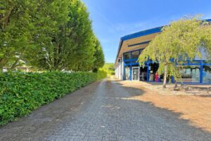 Zufahrt hinter die Halle