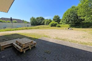 Blick hinter die Halle