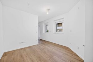 Offener Wohnraum mit Küchenanschluss