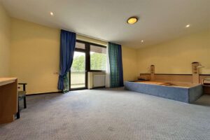 Hotelzimmer mit Balkon