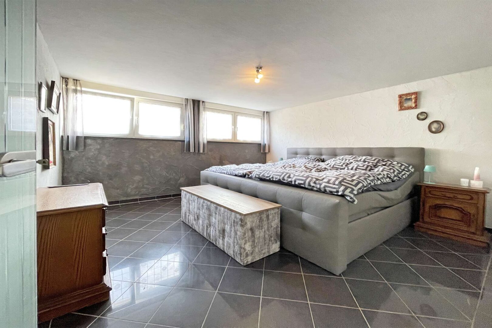 Geräumiges Schlafzimmer