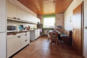 Küche mit Essbereich und Abstellkammer