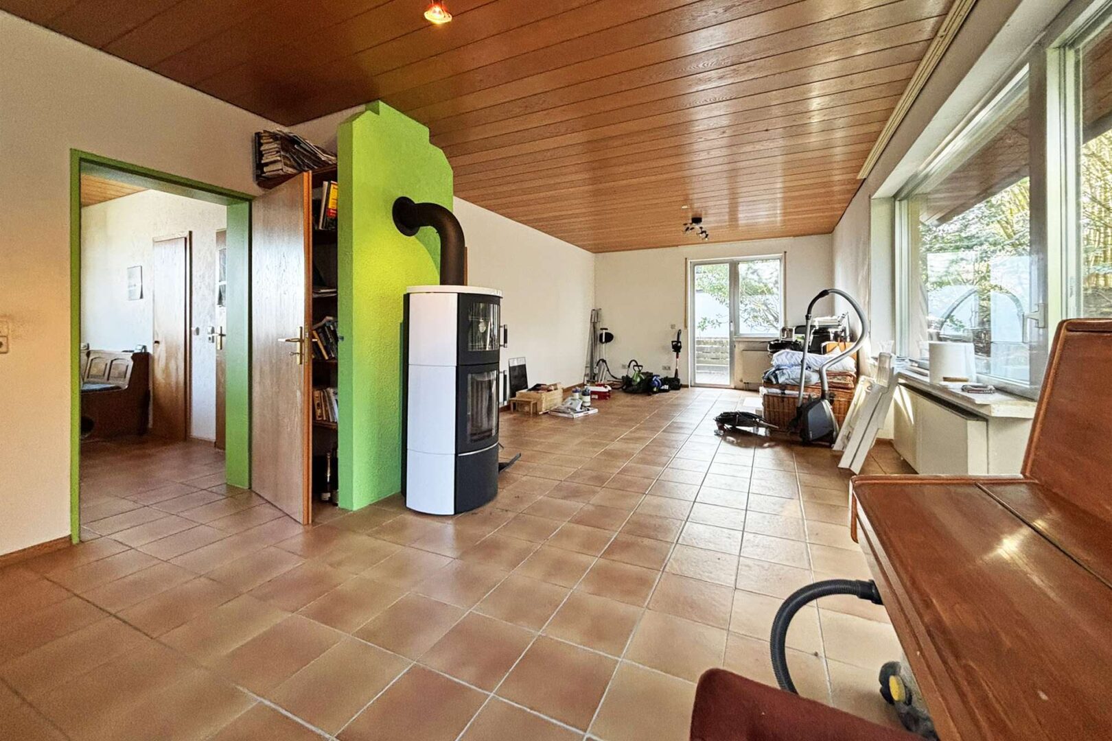 großzügiger Wohnraum mit Terrasse und Garten