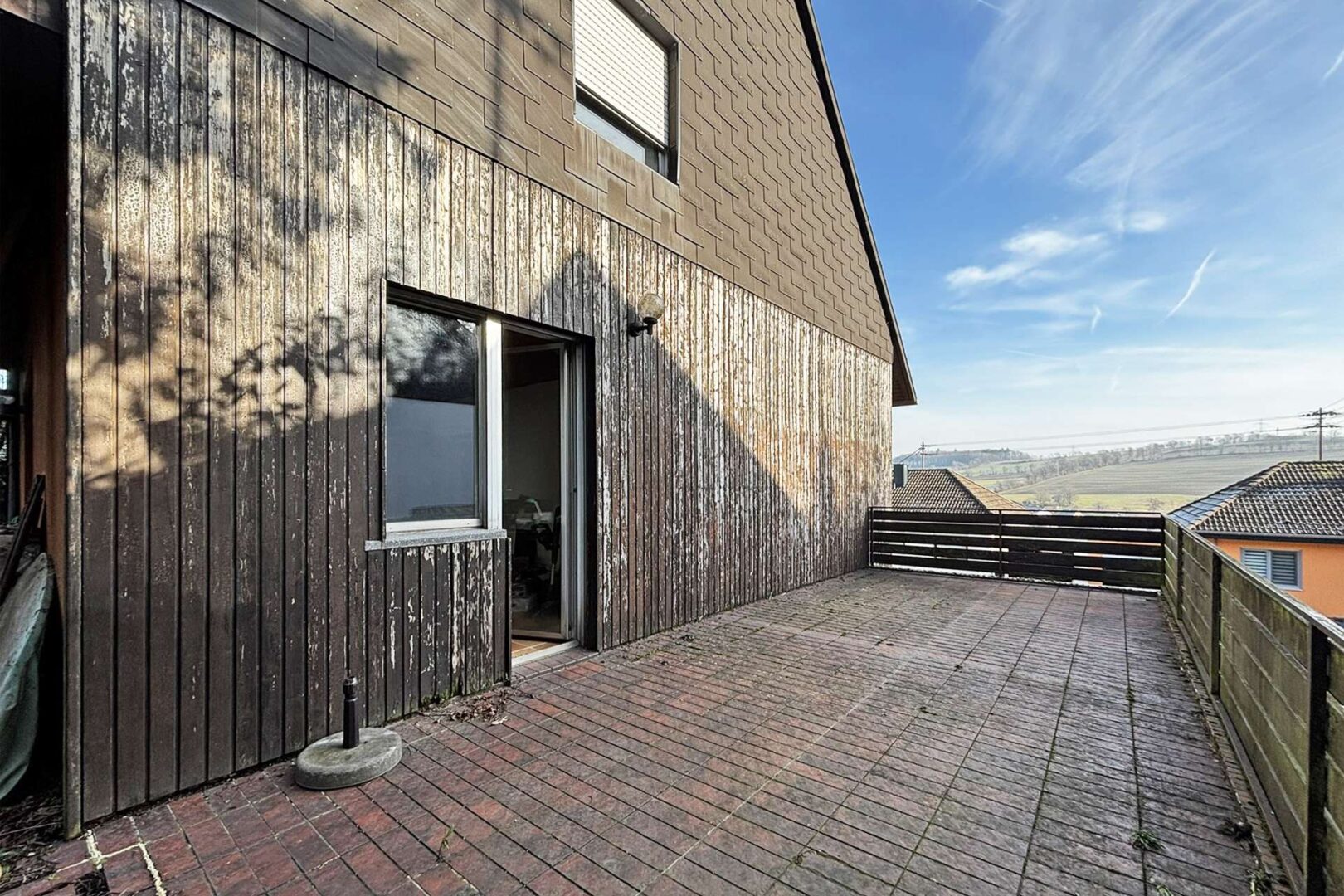 große, sonnige Terrasse