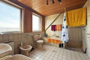 Wanne und ehemalige Dusche