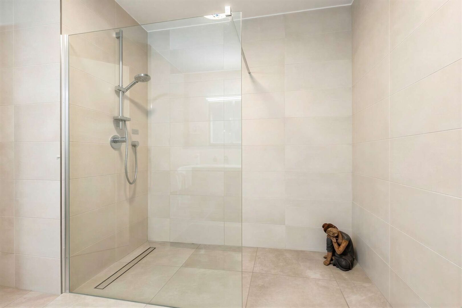 große bodentiefe Dusche