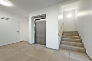 Aufzug im Treppenhaus