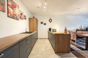 moderne Küche mit Kochinsel