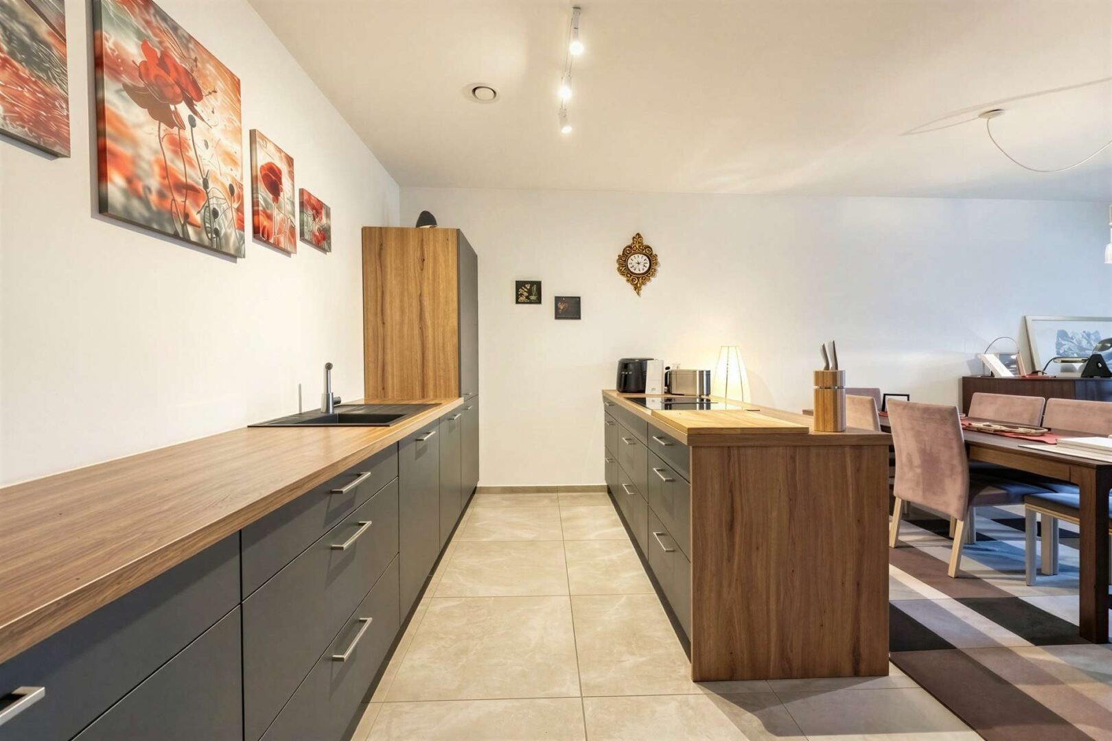 moderne Küche mit Kochinsel