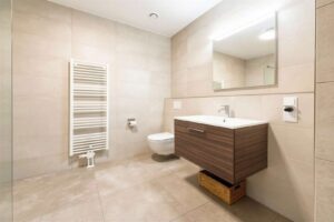 innenliegendes, modernes Badezimmer