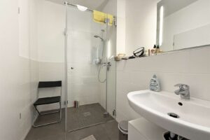 Badezimmer mit Dusche