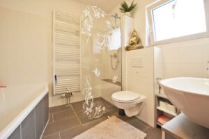 Tageslichtbad mit Wanne und Dusche (EG)