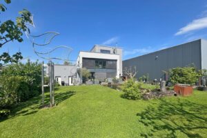 Produktionshalle mit Wohnhaus