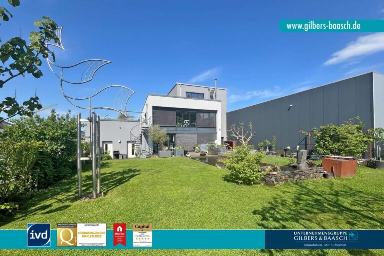 Modernes Einfamilienhaus mit Halle