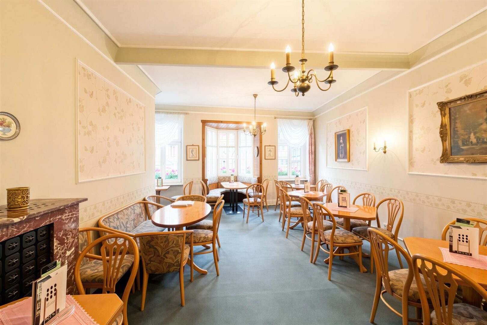 Sitzplätze mit Blick auf den Marktplatz