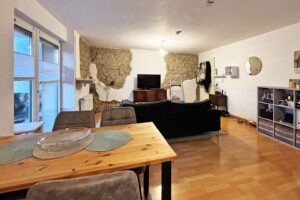 Essbereich & angrenzende Küche