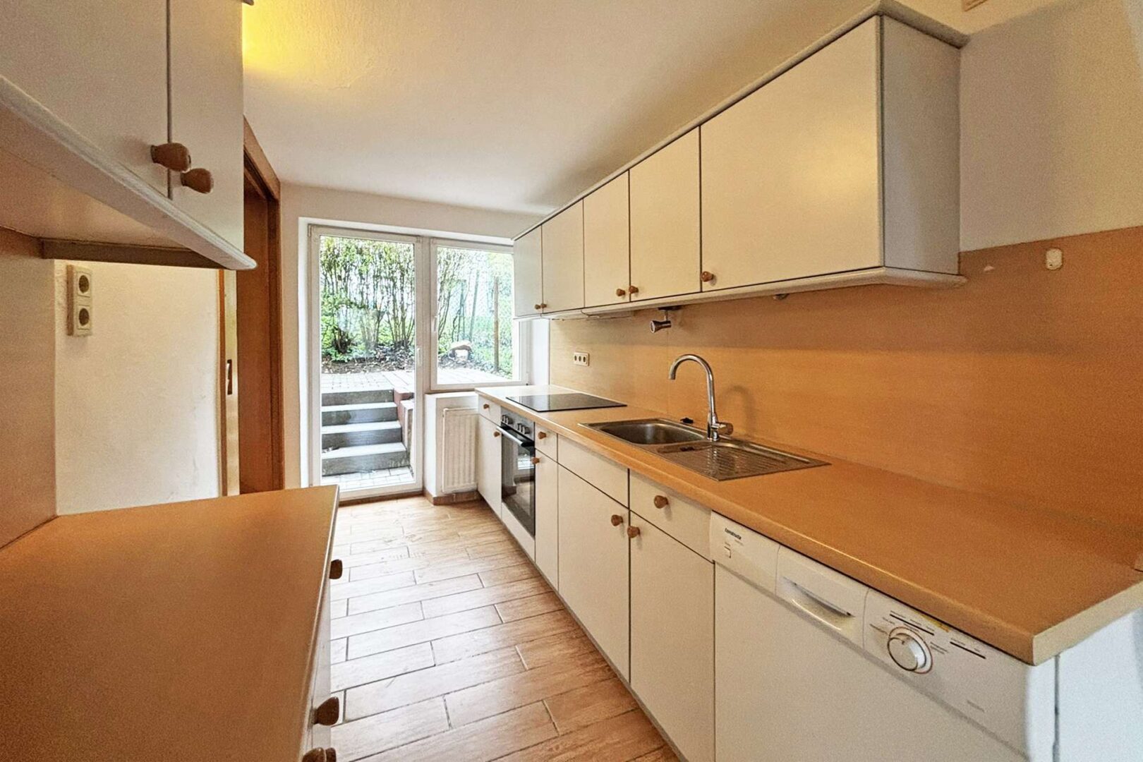 Kochecke mit Zugang zum Garten