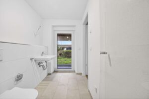 Modernes, barrierefreies Bad mit Dusche und direktem Ausgang