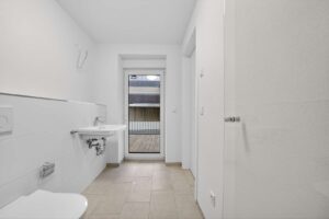 Modernes, barrierefreies Bad mit Dusche und direktem Balkonzugang