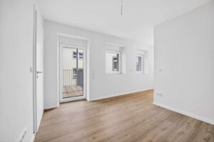 Heller Schlafbereich mit Zugang zum Balkon