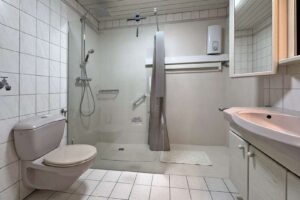 Badezimmer mit begehbarer Dusche