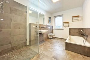 großzügiges Bad mit Dusche, Wanne und WC