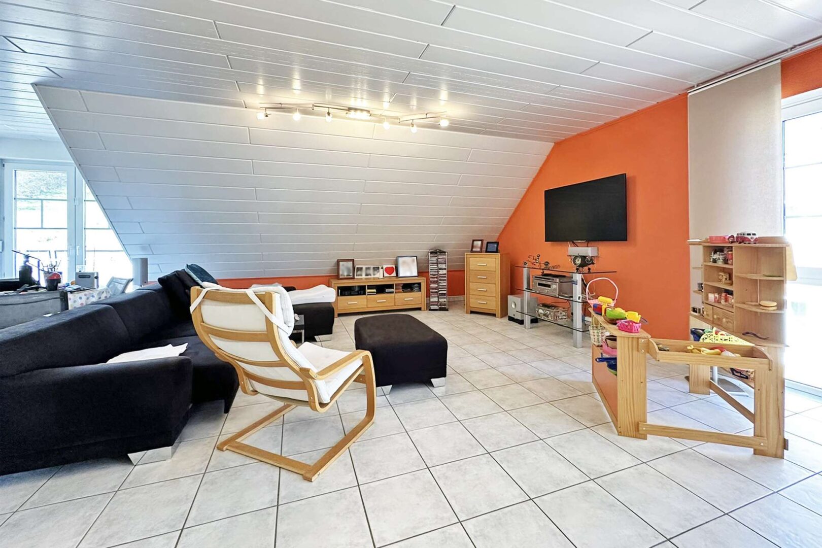 großzügiges Wohnzimmer